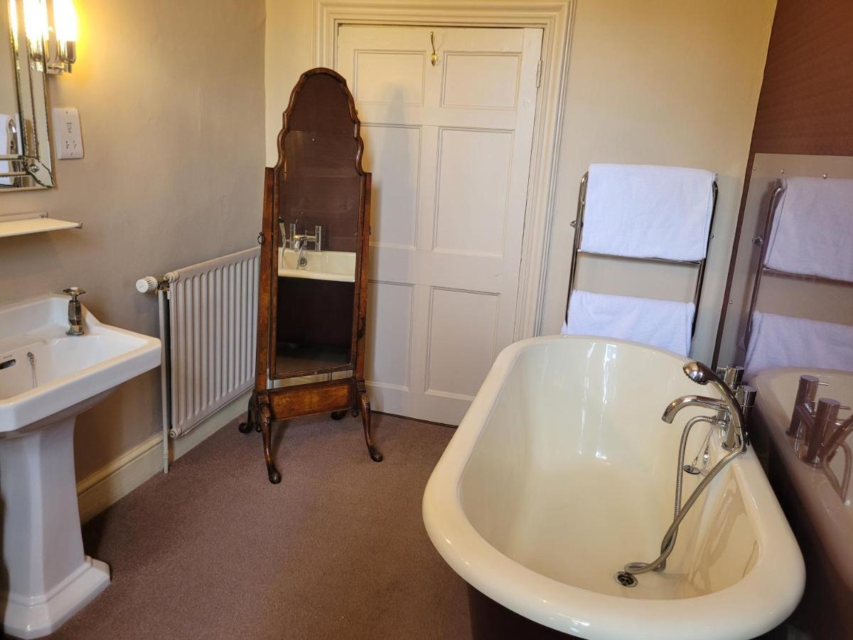 The Old Vicarage Bed and Breakfast Kington  Εξωτερικό φωτογραφία